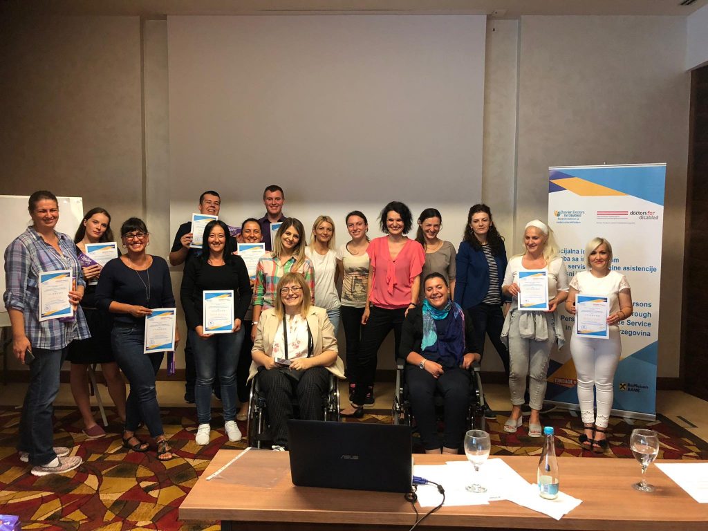 Grupna fotografija polaznika edukacije s certifikatima, među njima i korisnici invalidskih kolica