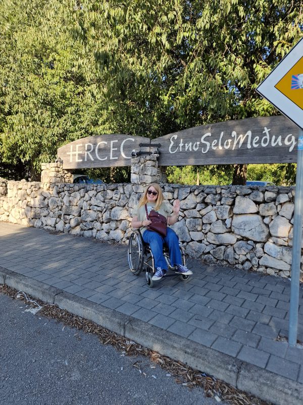 Etno selo Herceg djevojka u invalidskim kolicima maše